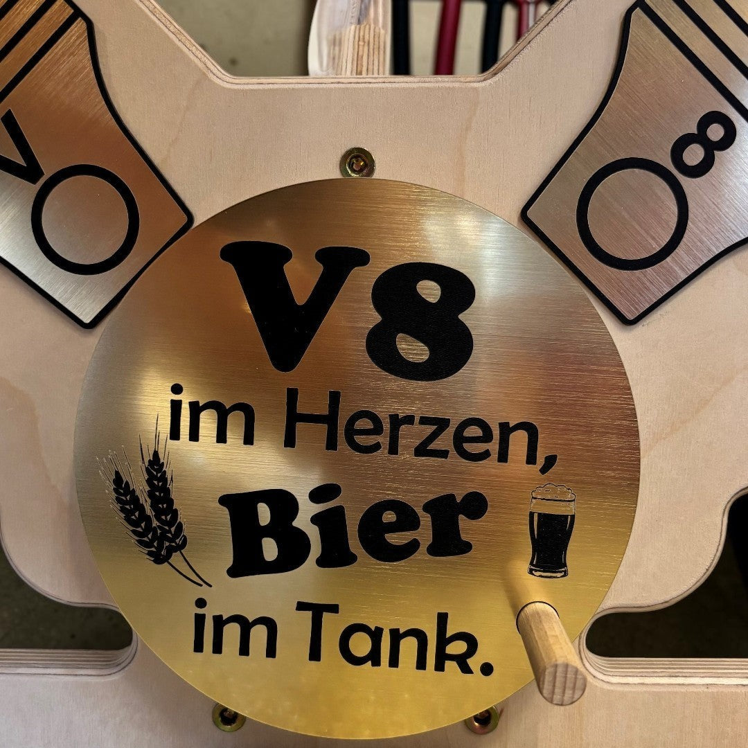 Nomafu V8 Bierflaschenträger aus Birken-Multiplex mit personalisierter goldener Gravurplatte und Antriebswelle