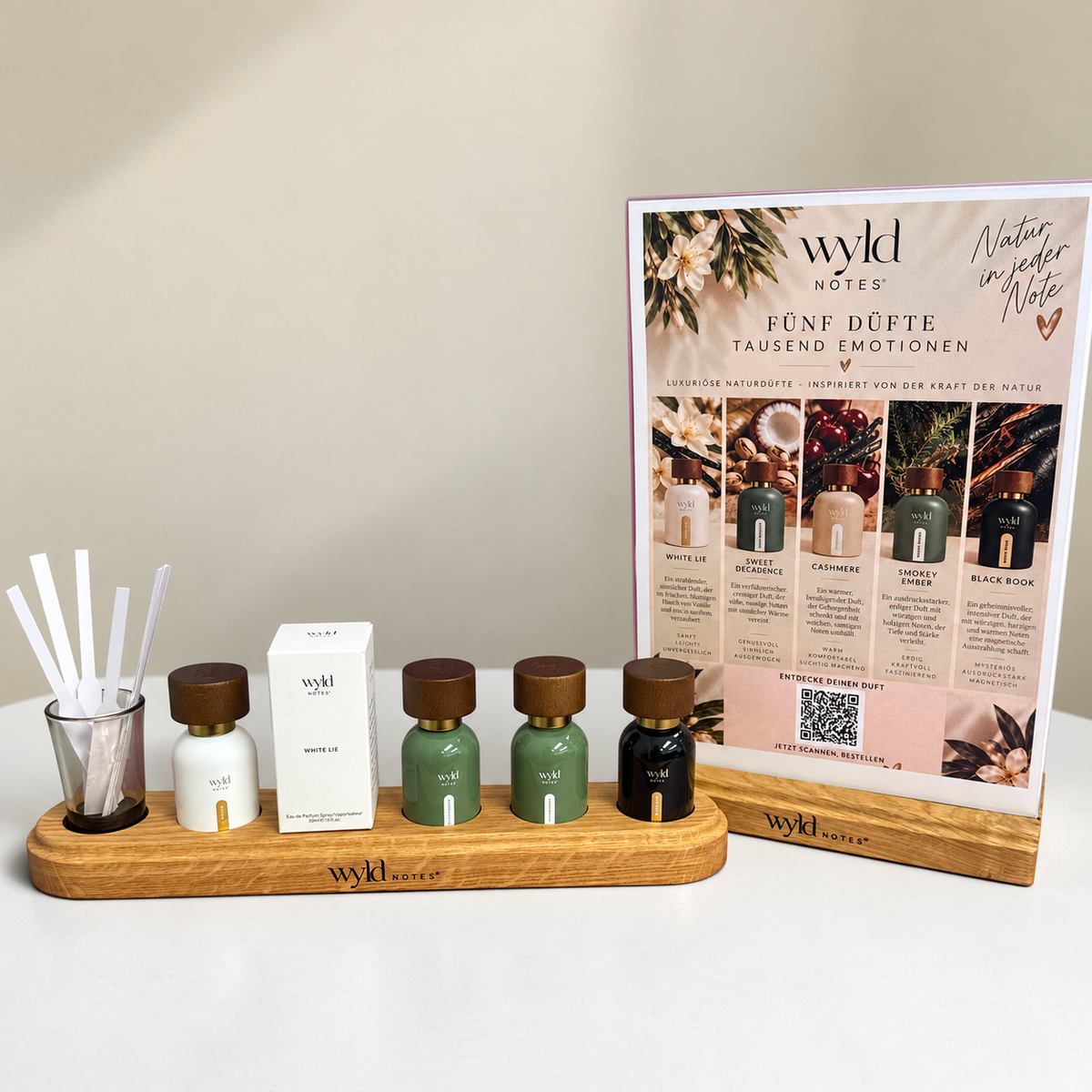 WYLD NOTES  – Display aus Wildeiche mit graviertem Glas & Acrylaufsteller