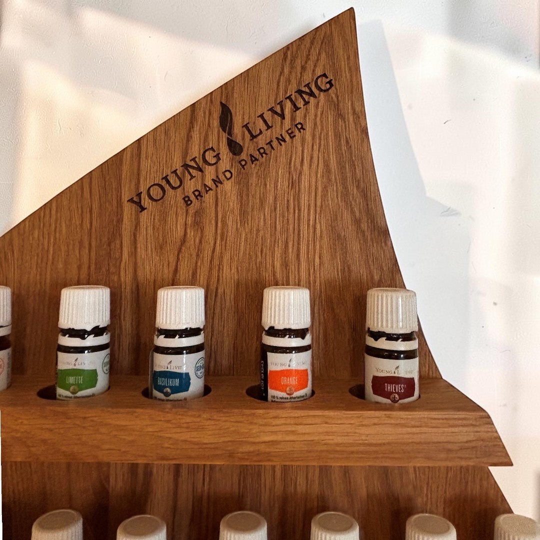 Nomafu Big Drop Öleregal aus Wildeiche in Tropfenform mit Young Living Branding und ätherischen Ölfläschchen