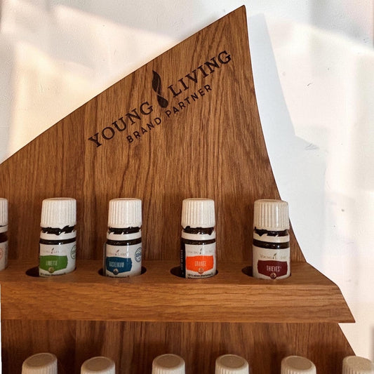 Nomafu Big Drop Öleregal aus Wildeiche in Tropfenform mit Young Living Branding und ätherischen Ölfläschchen