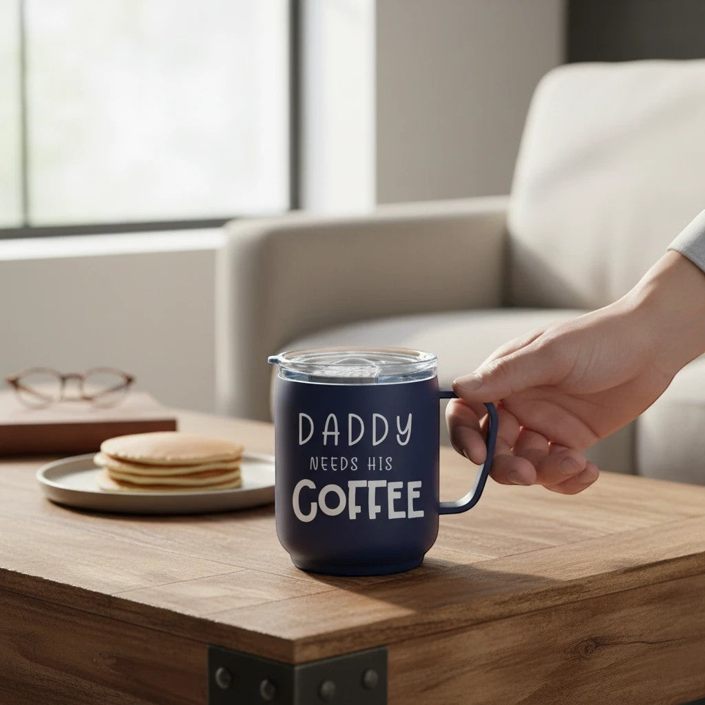 Nomafu blauer Thermobecher aus Edelstahl mit Keramikbeschichtung und Aufschrift Daddy Needs His Coffee auf Holztisch