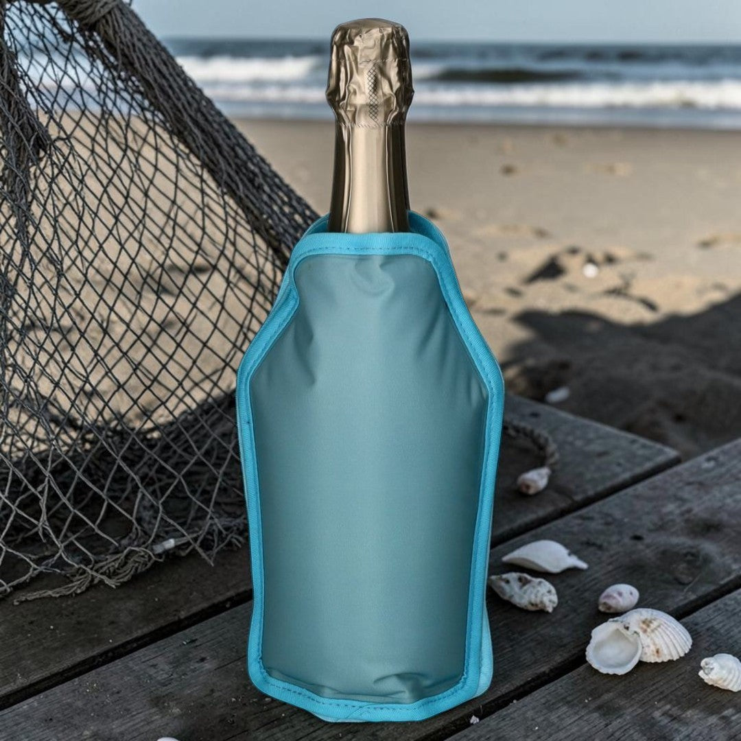 Nomafu Froid Kühlmanschette in Türkis um eine Weinflasche am Strand, ideal für Picknicks und Gartenpartys.