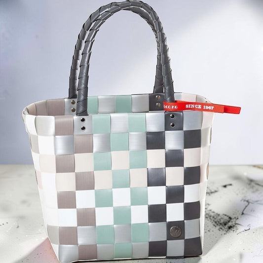 Nomafu geflochtene Tragetasche in Grau, Weiß und Mint mit rotem Detail, ideal für den Alltag aus strapazierfähigem Kunststoff.