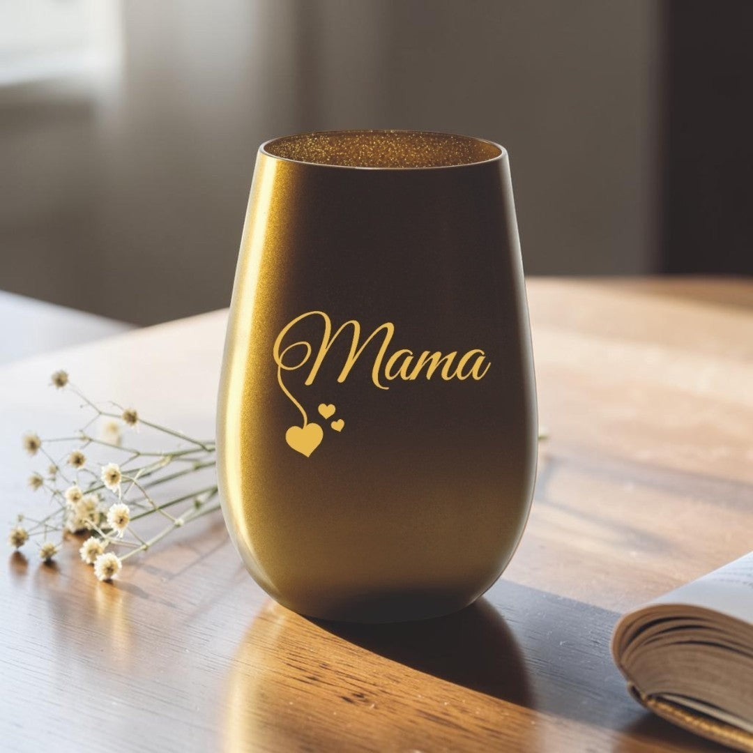 Nomafu Windlicht aus goldfarbenem Glas mit individueller Mama-Gravur und Herz-Motiv auf einem Holztisch