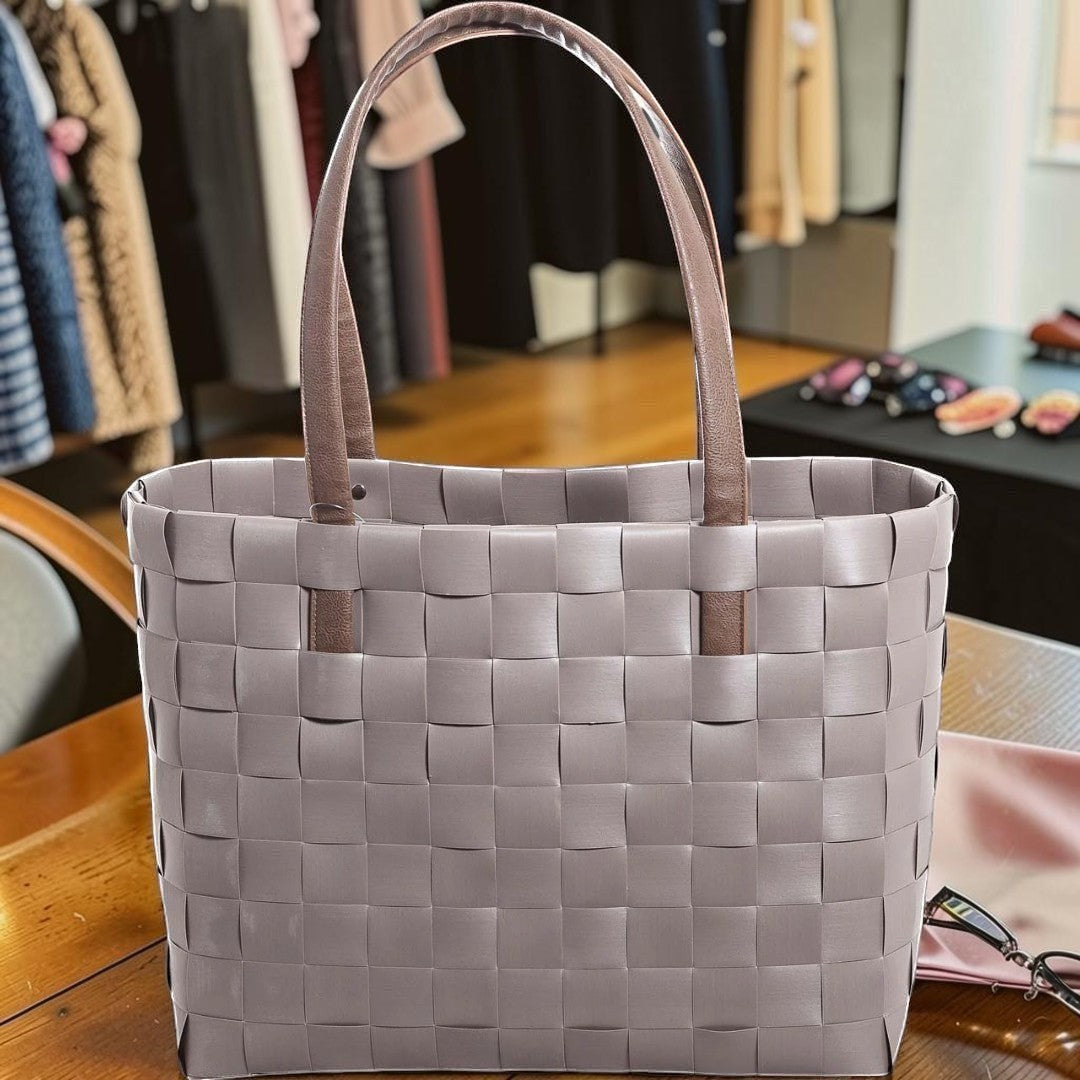 Nomafu ICE-BAG Chic Shopper in Taupe aus geflochtenem Recycling-Kunststoff mit langen Kunstleder-Schulterhenkeln