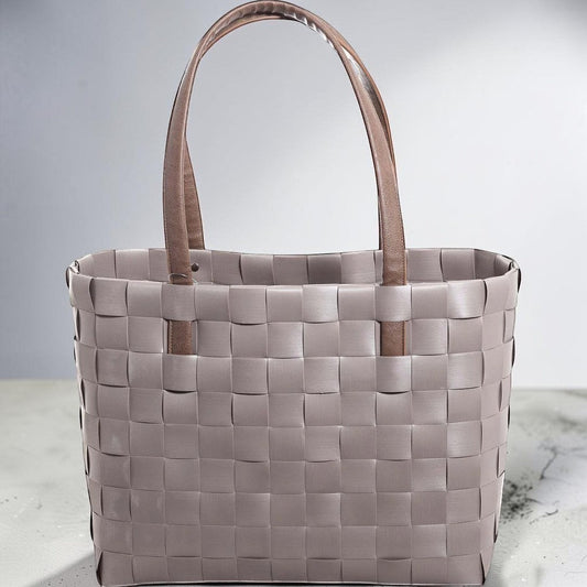 Nomafu ICE-BAG Chic Shopper in Taupe aus geflochtenem Recycling-Kunststoff mit eleganten Kunstleder-Schulterhenkeln