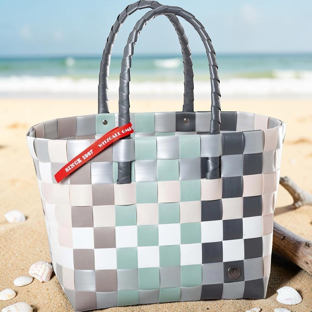Nomafu ICE-BAG Klassik Shopper aus geflochtenem, mehrfarbigem Recycling-Kunststoff am Strand