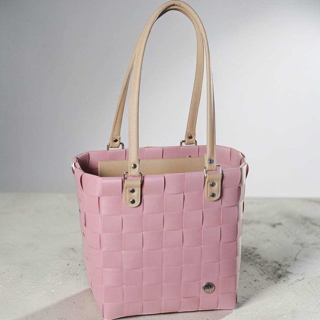 Nomafu ICE-BAG RIVA Shopper in Altrosa aus geflochtenem Recycling-Kunststoff mit beigen Tragegriffen