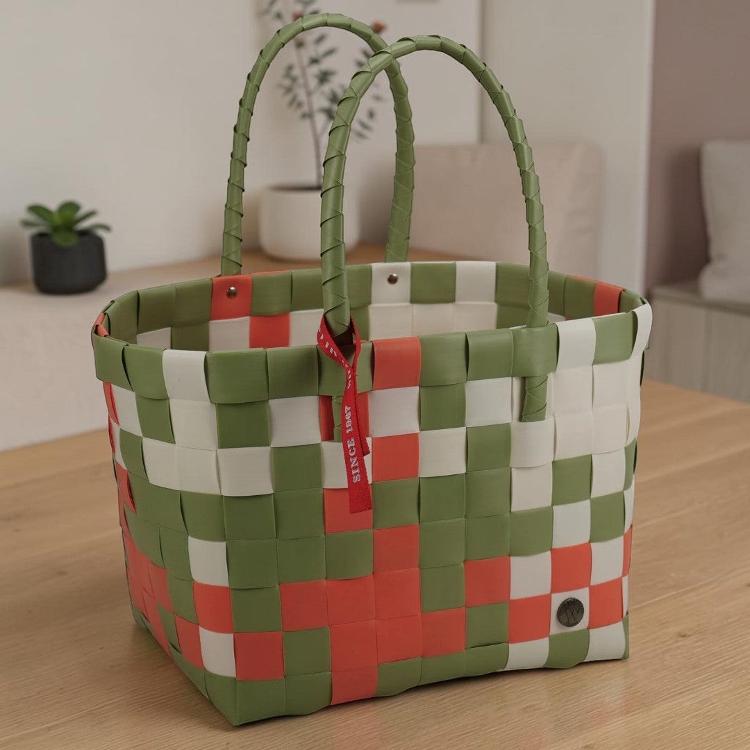 Nomafu ICE-BAG Klassik Shopper aus geflochtenem Recycling-Kunststoff in Grün, Weiß und Koralle mit rotem Markenband