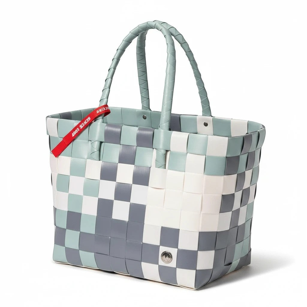 Nomafu ICE-BAG Klassik Shopper aus geflochtenem, mehrfarbigem Recycling-Kunststoff mit rotem Markenband und Karabiner