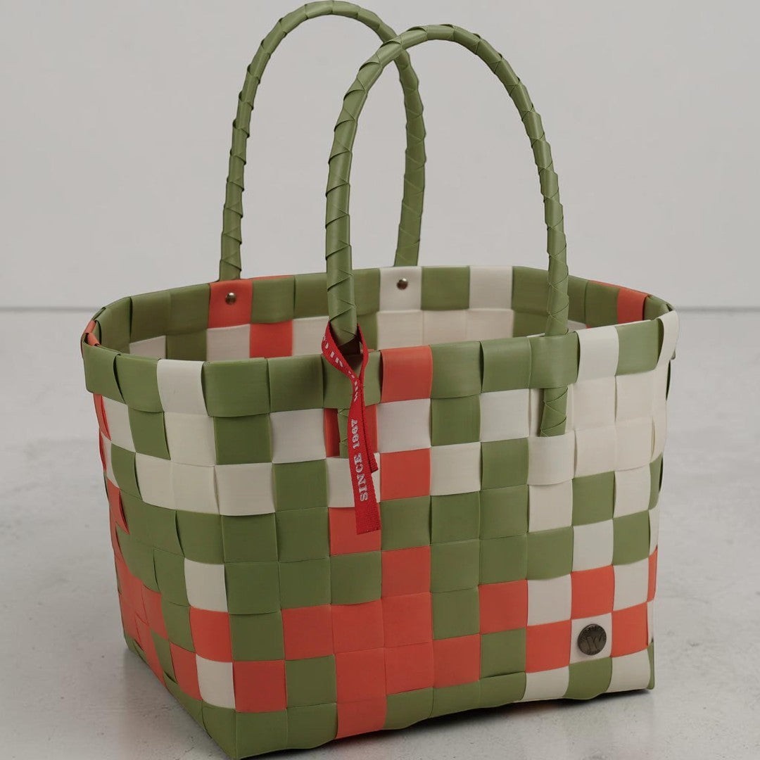 Nomafu ICE-BAG Klassik Shopper aus geflochtenem, mehrfarbigem Recycling-Kunststoff in Grün, Weiß und Koralle.