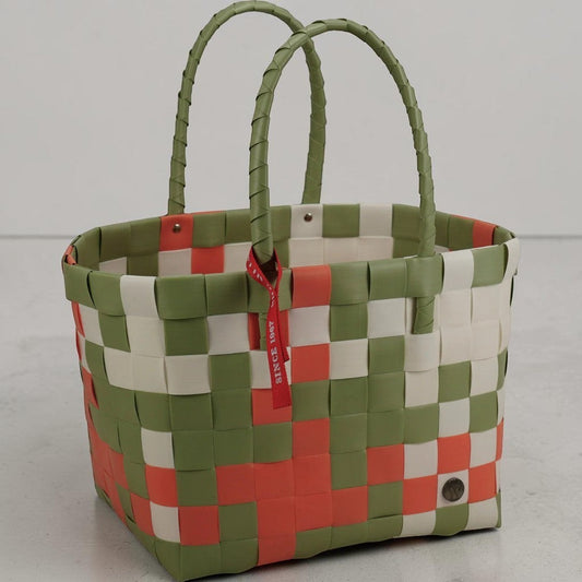 Nomafu ICE-BAG Klassik Shopper aus geflochtenem, mehrfarbigem Recycling-Kunststoff in Grün, Weiß und Koralle.
