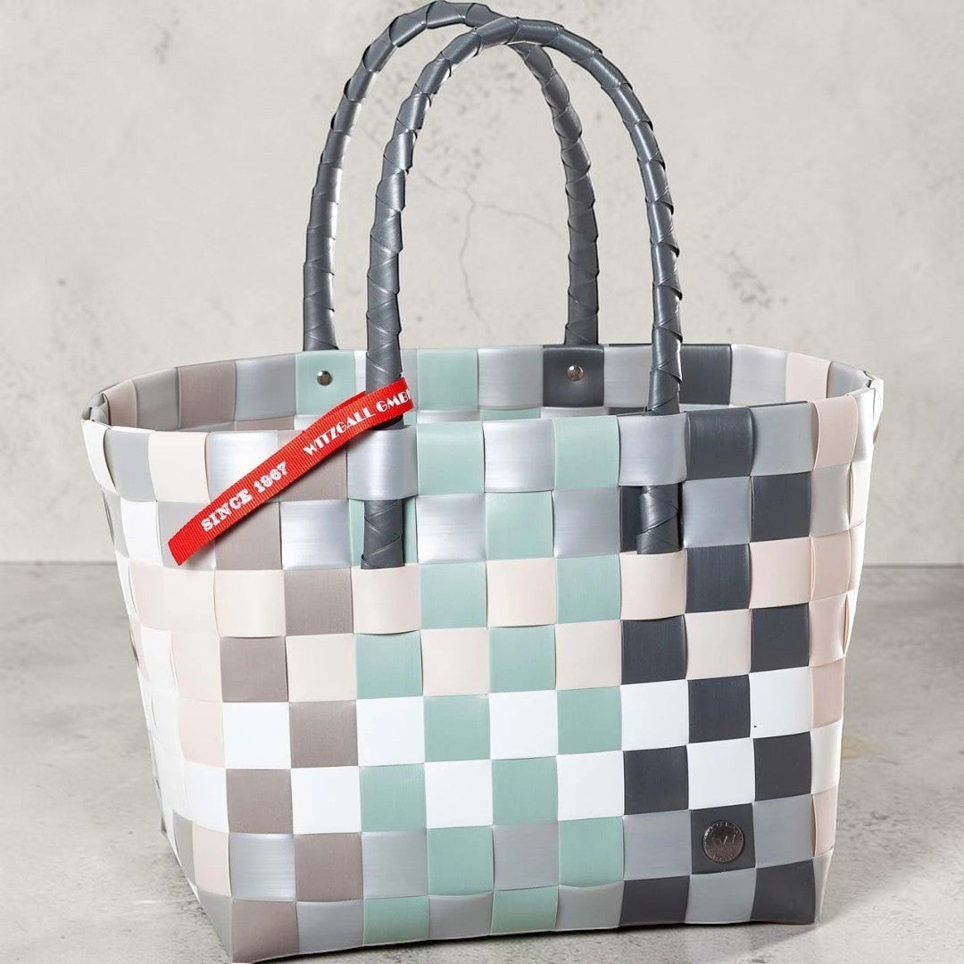 Nomafu ICE-BAG Klassik Shopper aus geflochtenem, mehrfarbigem Recycling-Kunststoff mit rotem Markenband und Tragegriffen