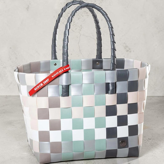 Nomafu ICE-BAG Klassik Shopper aus geflochtenem, mehrfarbigem Recycling-Kunststoff mit rotem Markenband und Tragegriffen