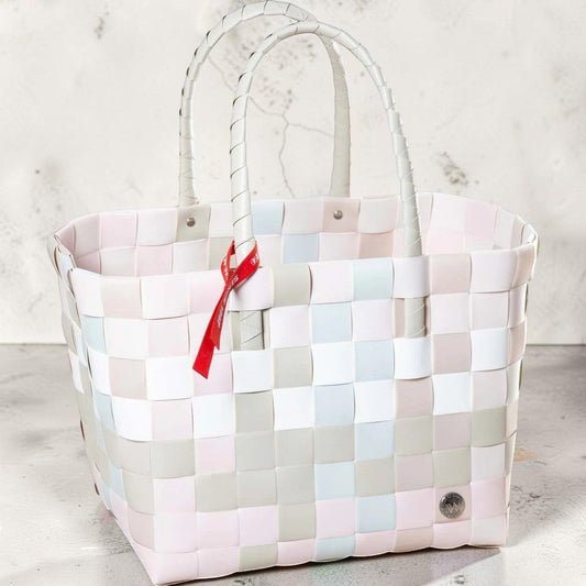 Nomafu ICE-BAG Klassik Shopper in Pastellfarben aus geflochtenem Recycling-Kunststoff mit rotem Markenband