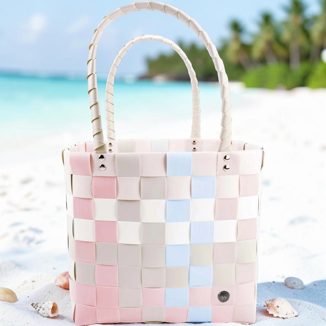 Nomafu ICE-BAG Shopper in Pastellfarben aus geflochtenem Recycling-Kunststoff am Strand