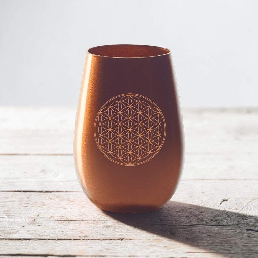 Nomafu Windlicht aus Glas in Kupfer mit Blume des Lebens Gravur auf einem rustikalen Holztisch