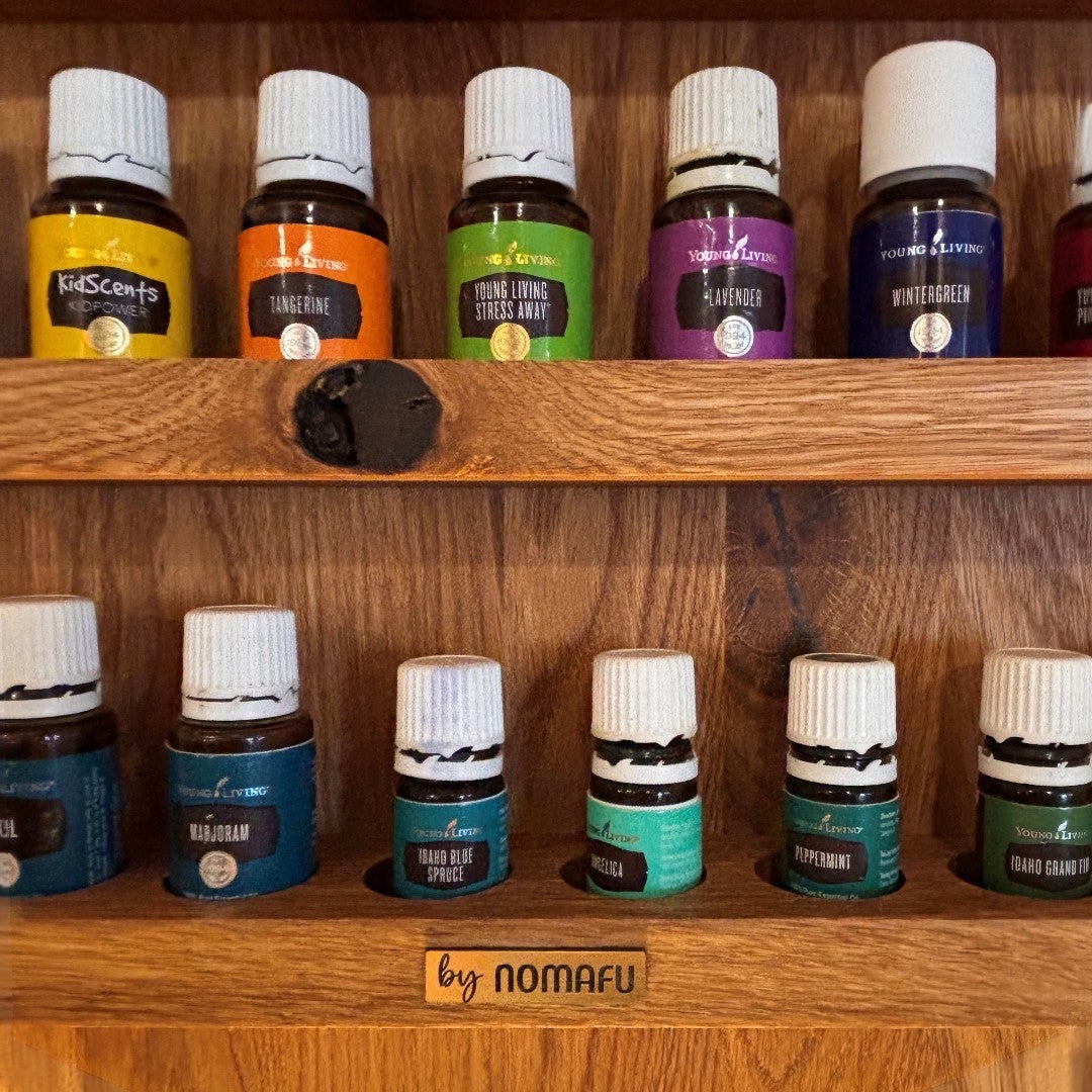 Nomafu Öleregal aus Wildeiche in Tropfenform mit ätherischen Ölen von Young Living in einer Nahaufnahme