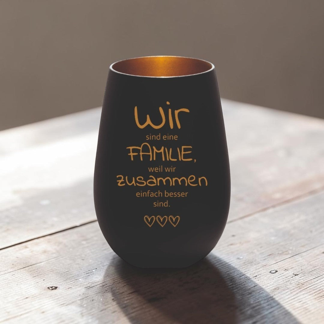 Nomafu Windlicht aus schwarzem Glas mit goldener Innenseite und individueller Familien-Gravur auf Holztisch