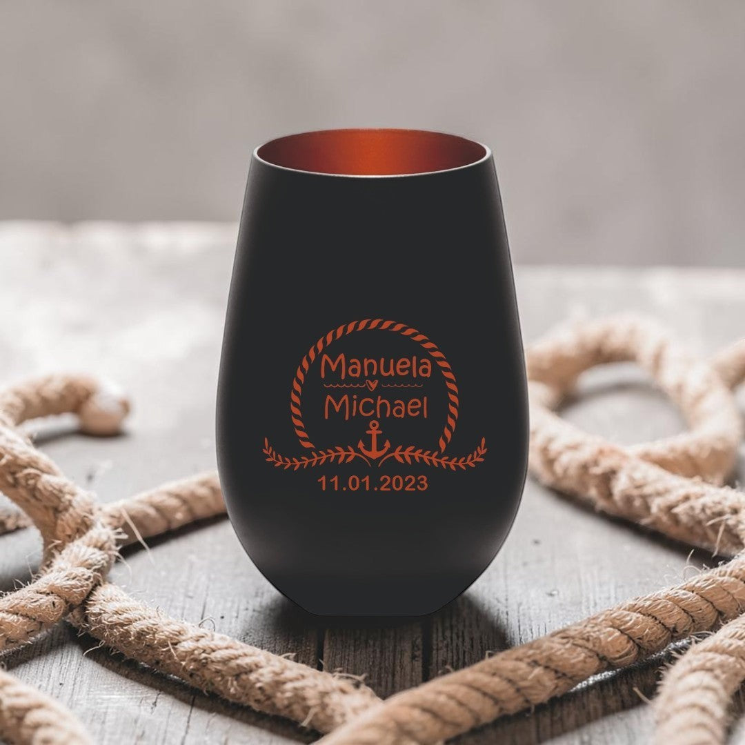 Nomafu Windlicht aus schwarzem Glas mit individueller Namensgravur und Anker-Motiv auf rustikalem Holzhintergrund