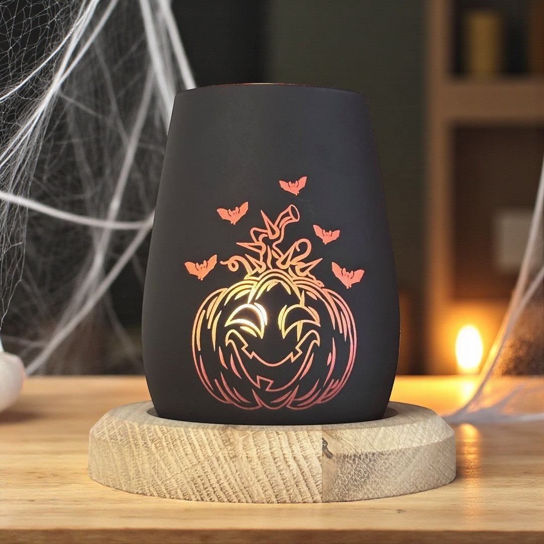 Nomafu Windlicht aus schwarzem Glas mit leuchtender Kürbis- und Fledermaus-Gravur auf einem runden Holzsockel