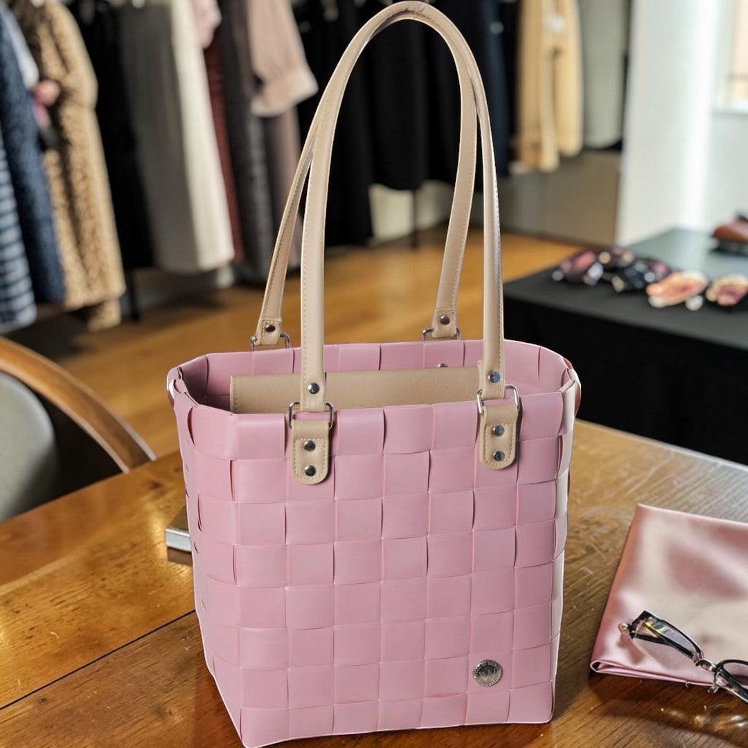 Nomafu ICE-BAG RIVA Shopper in Altrosa aus geflochtenem Recycling-Kunststoff mit hellen Tragegriffen