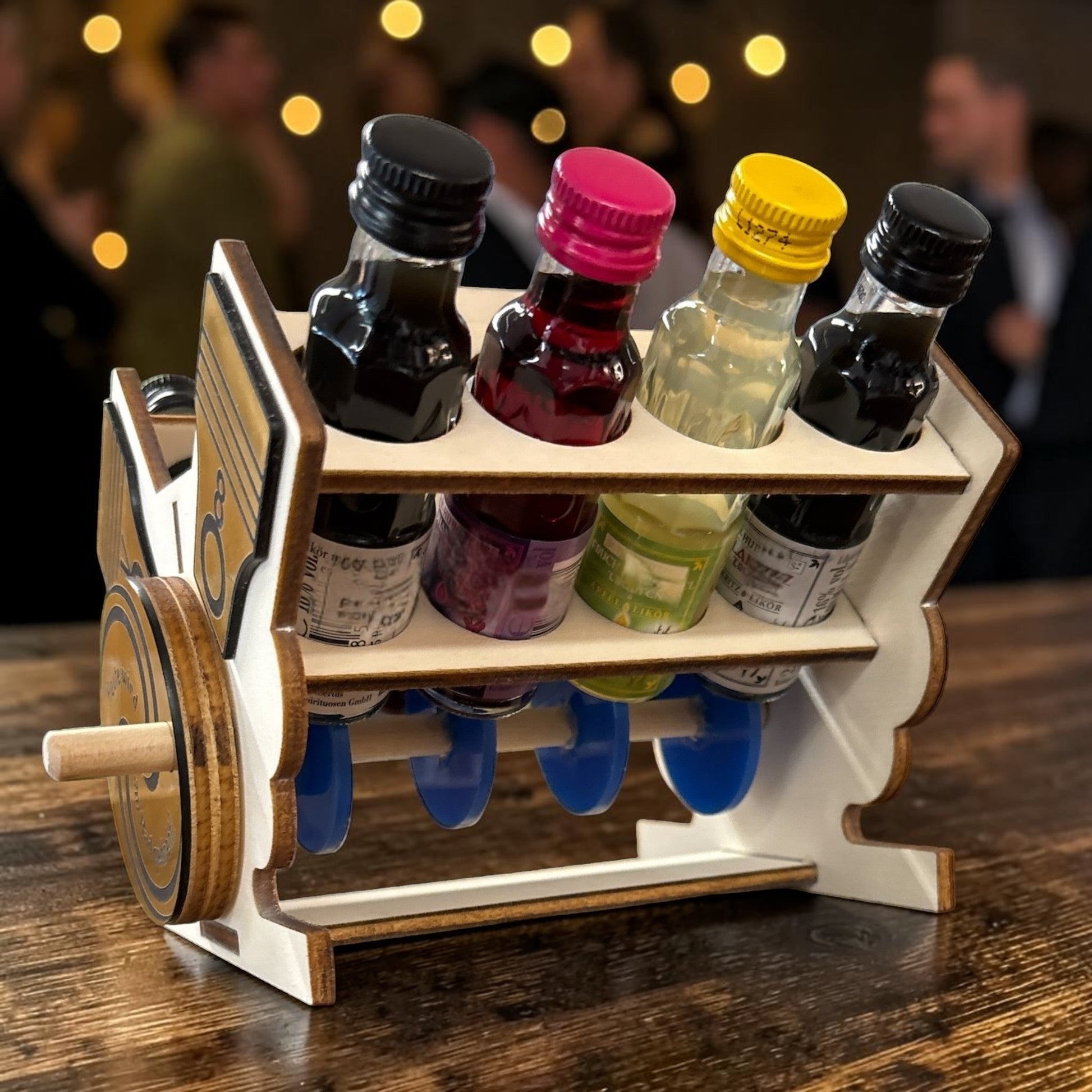 Nomafu V8 Schnapsflaschenträger aus Sperrholz mit Kurbel für Klopfer-Fläschchen auf einem Holztisch
