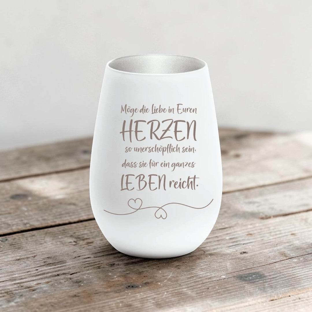 Nomafu Windlicht aus weißem Glas mit individueller Hochzeitsgravur und Herzmotiv auf rustikalem Holztisch